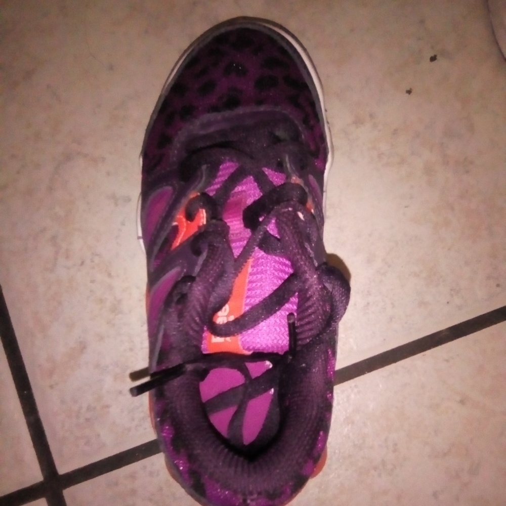Reeboks girls shoe size 11.  Soccer shoes